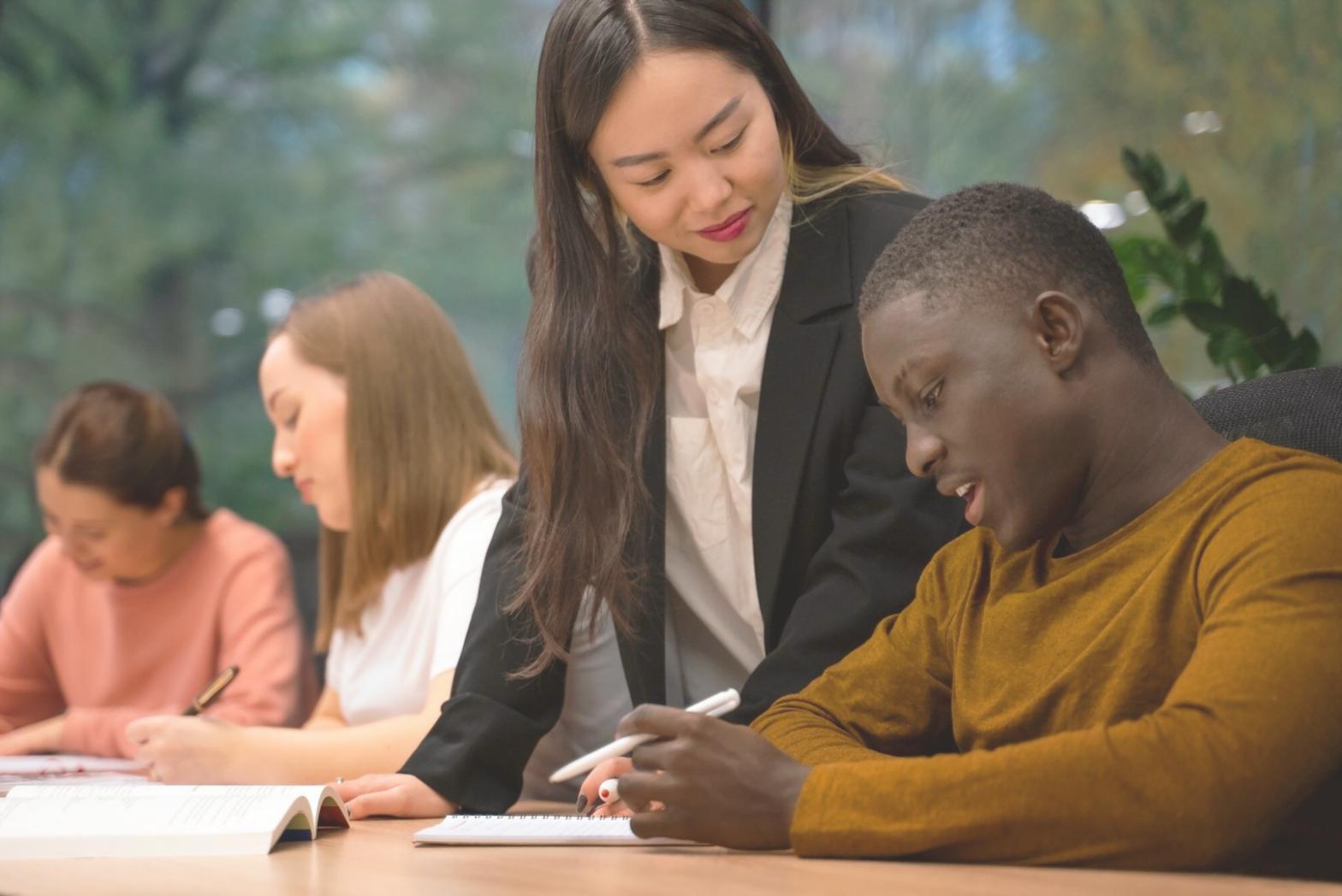 Professionnel travaillant sur des analyses budgétaires