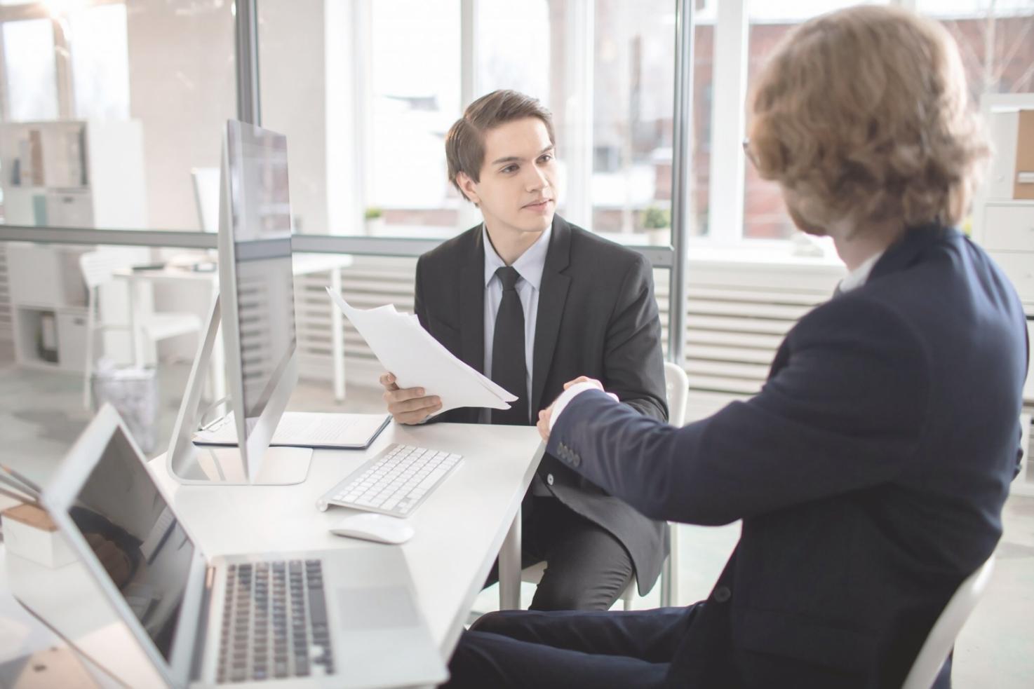 Étudiants travaillant sur un projet de budgétisation collaborative